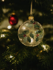 Pallina Albero Di Natale In Vetro Trasparente Con Agrifoglio E Bacche 8cm