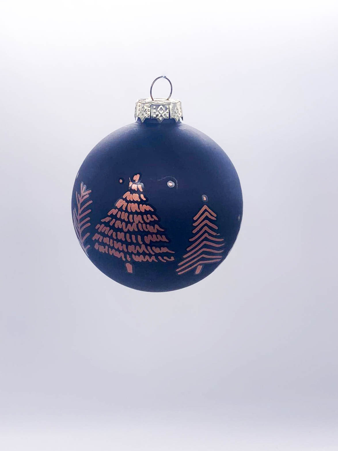 Pallina Albero Di Natale In Vetro Nera Con Alberi Decorati 8cm