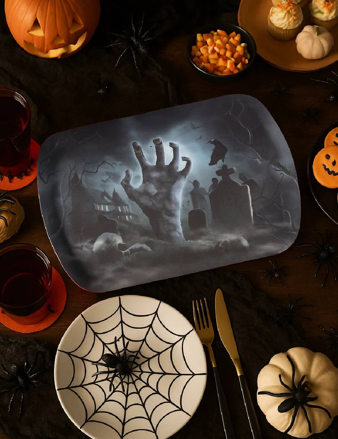 Vassoio Di Halloween In PVC Cimitero Con Mano Zombie 39x24cm