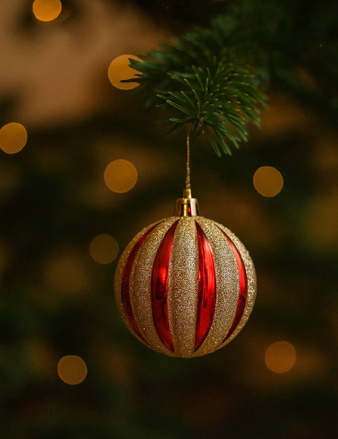 Pallina Albero Di Natale Rossa Con Strisce Oro Glitter 8cm