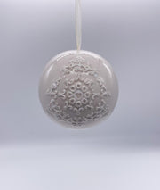 Pallina Albero Di Natale In Ceramica Con Decoro In Rilievo 8cm