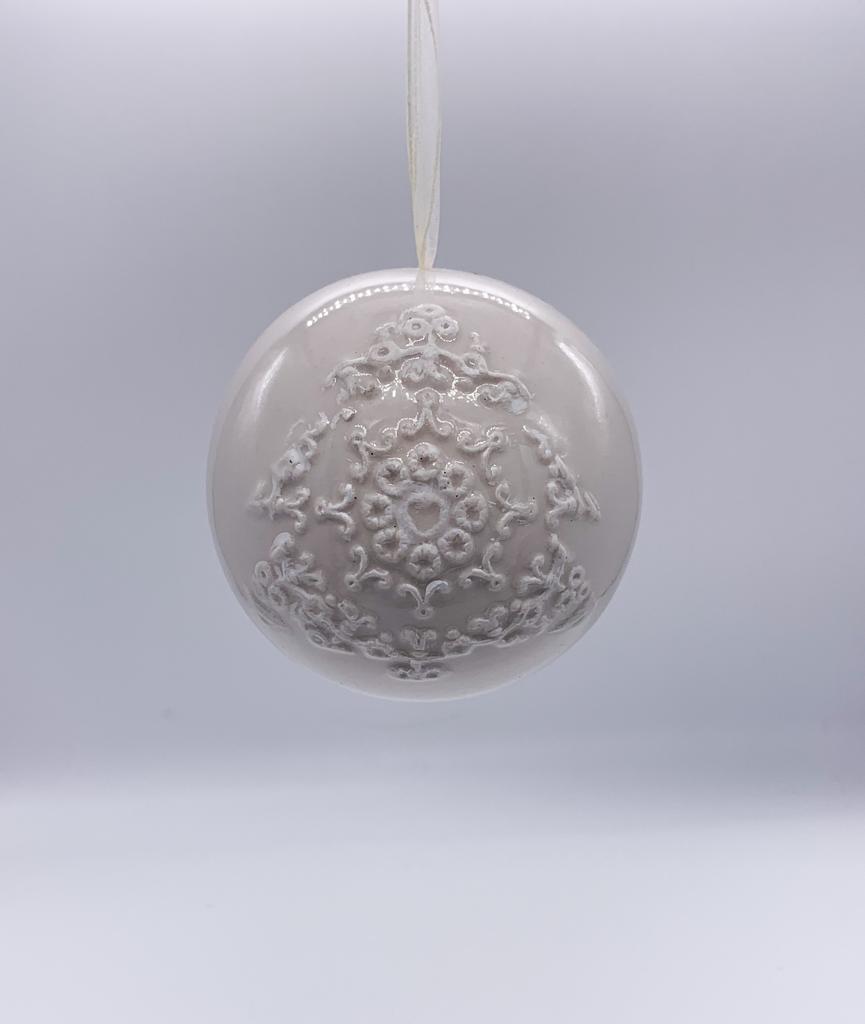 Pallina Albero Di Natale In Ceramica Con Decoro In Rilievo 8cm