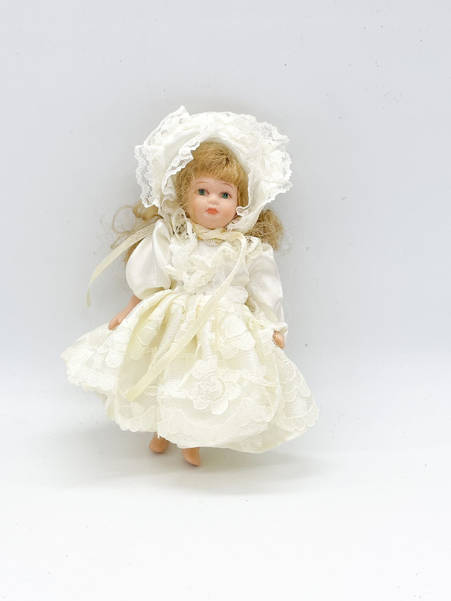 Addobbo Albero Natale Bambolina In Porcellana Con Vestito Bianco 10CM