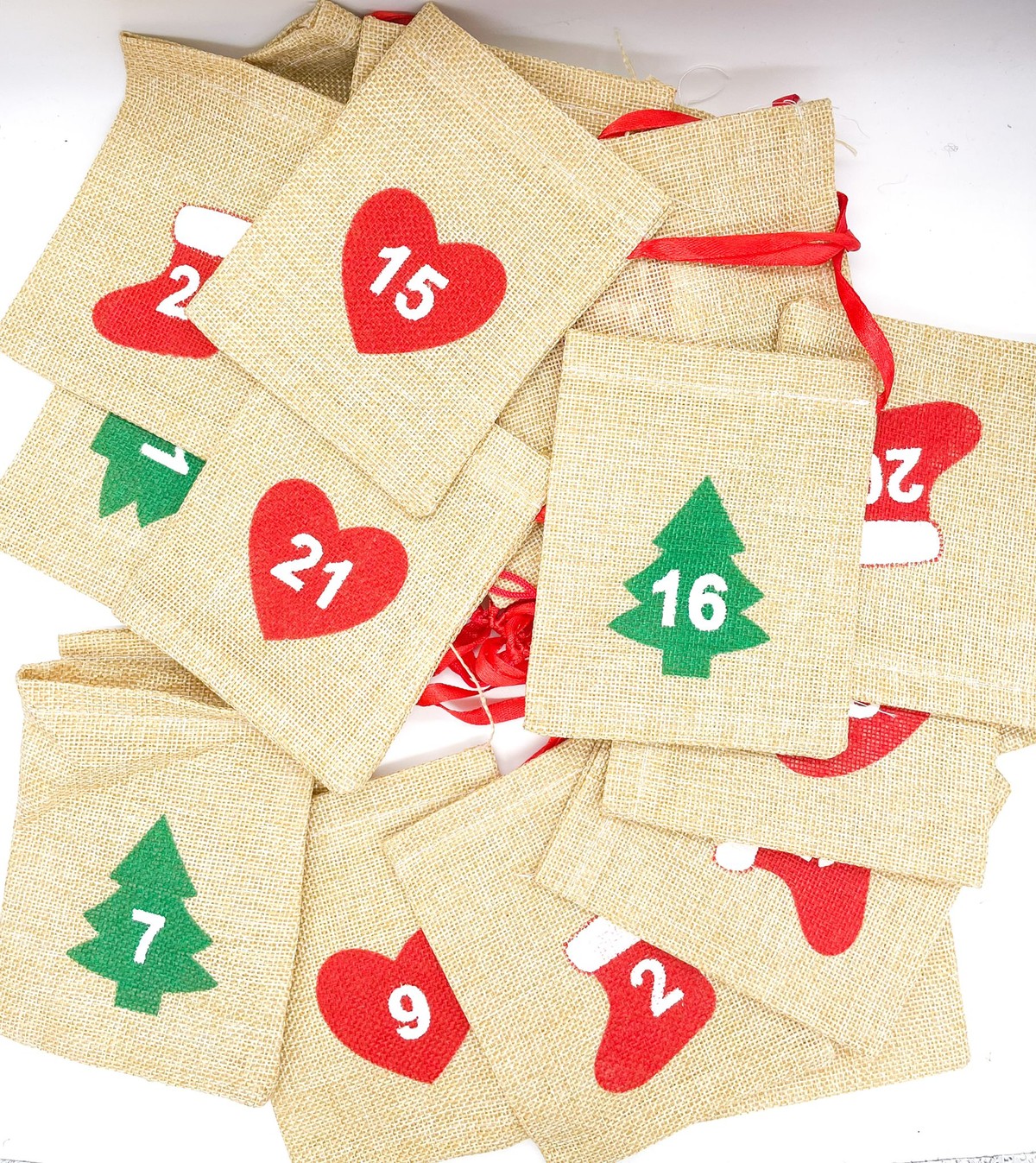 Calendario Dell'Avvento Sacchetti In Juta Con Corda E Figure Di Natale