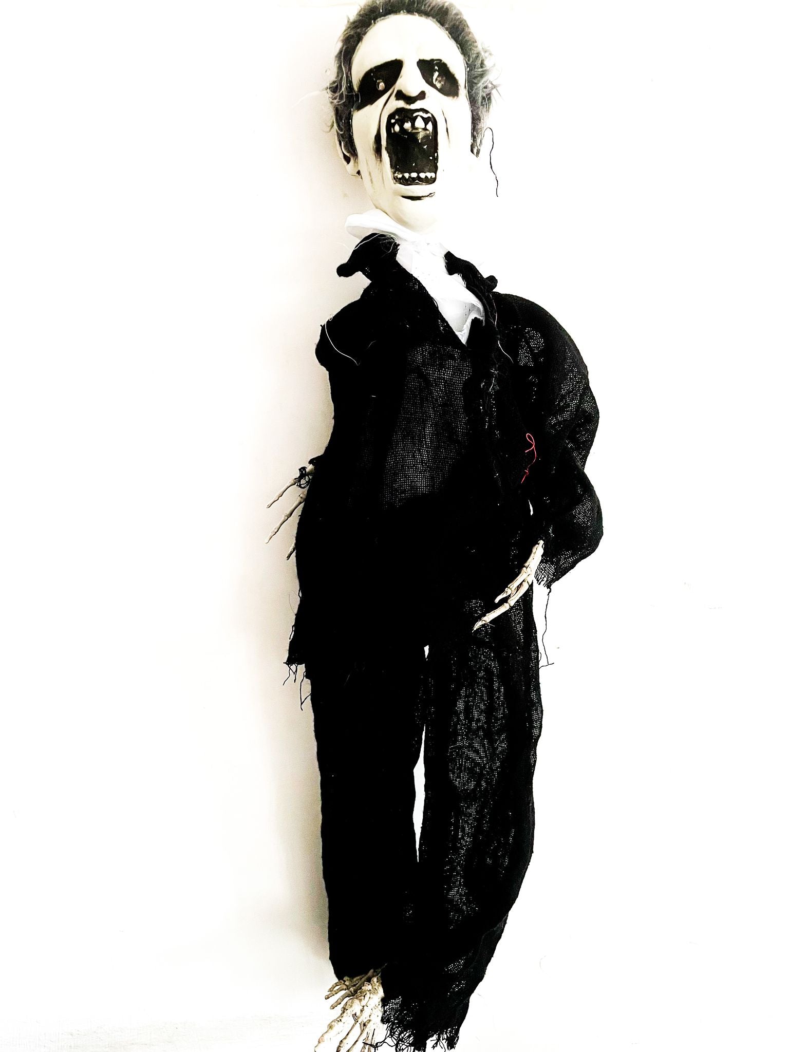 Zombie Animato Con Abito Nero Luci E Suono 80cm Ornamenti Halloween