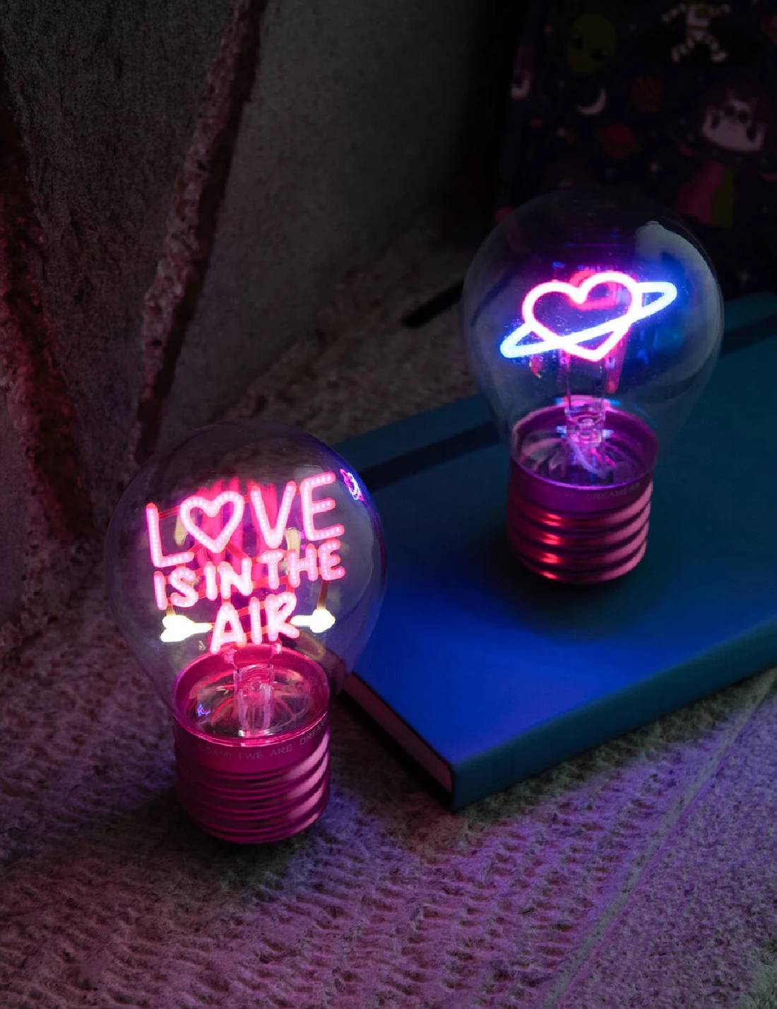 Lampada Da Tavolo A Lampadina Love Is In The Air Legami