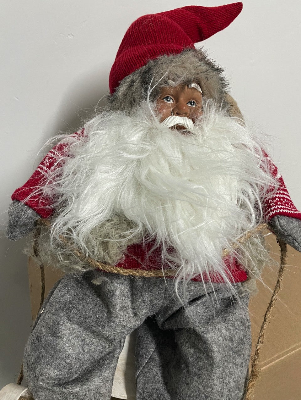 Statuina di Babbo Natale Seduto Sulla Slitta