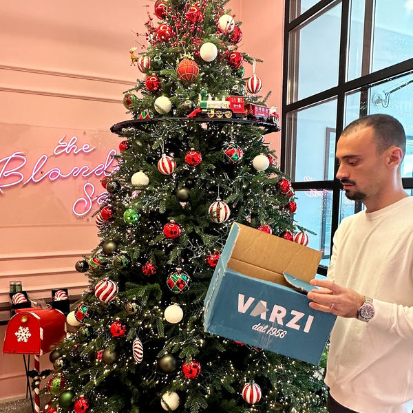 Albero di Natale con palline rosse e bianche allestito in negozio