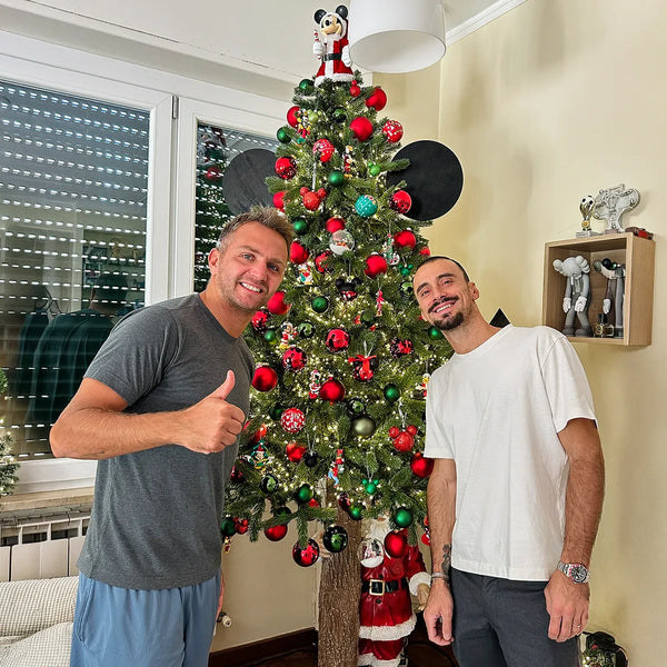 Albero di Natale a tema Topolino con palline rosse in un appartamento