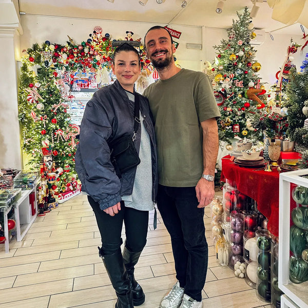 Reparto Natale del negozio Varzi a Napoli con alberi e addobbi