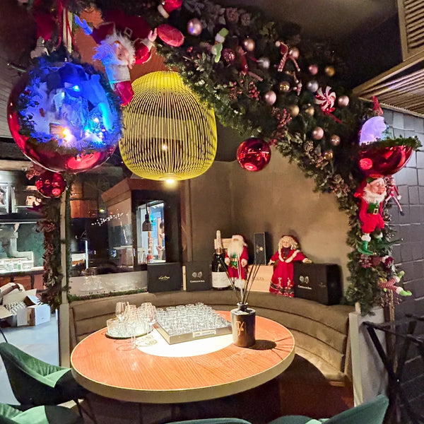 Sala di un locale decorata con palline giganti e ghirlande natalizie