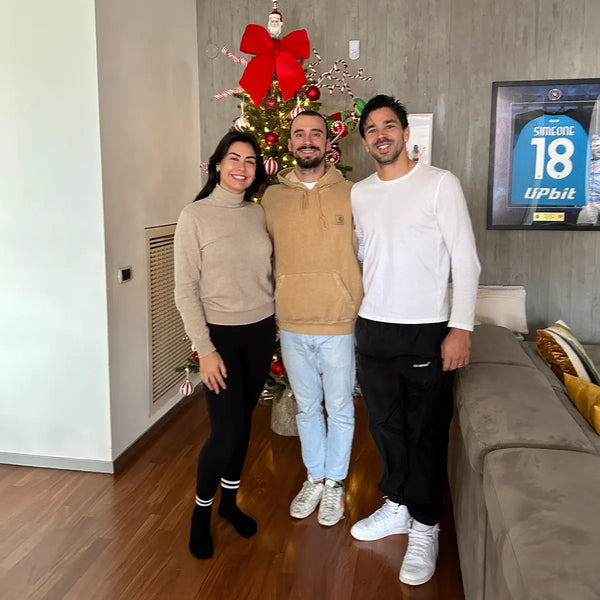 Decorazione natalizia con fiocco rosso in un appartamento