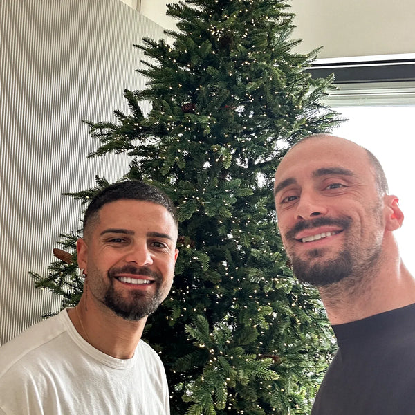 Albero di Natale verde con luci calde in un'abitazione