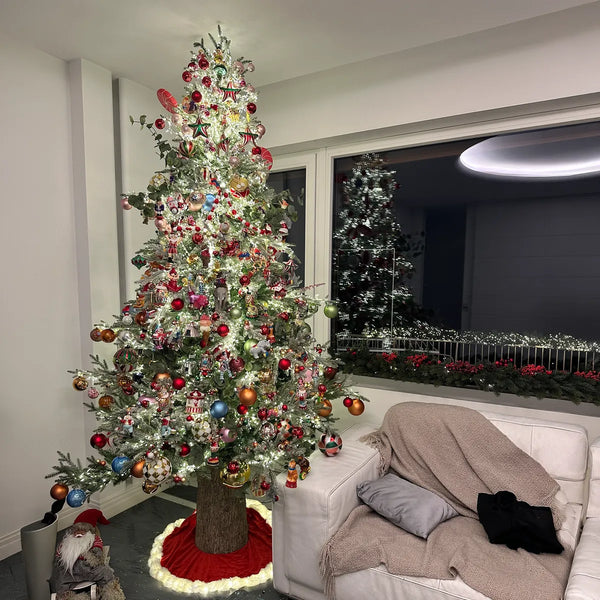 Albero di Natale con palline multicolore in un salotto moderno