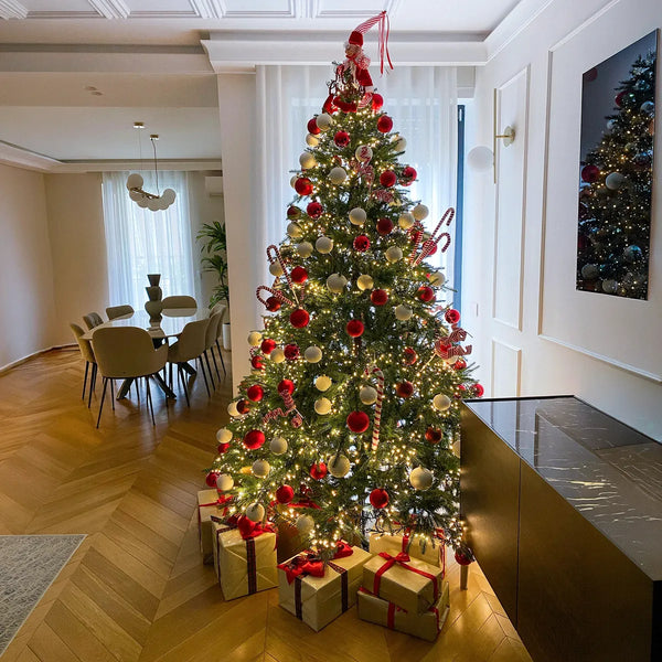 Albero di Natale rosso con pacchi regalo in un living con sala da pranzo