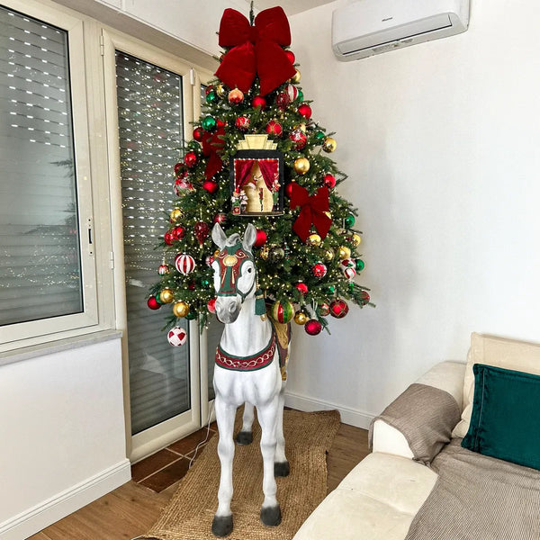 Albero di Natale con fiocco rosso e cavallino a dondolo bianco