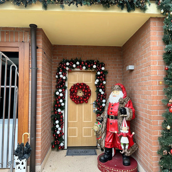 Ingresso con ghirlanda, corona natalizia e Babbo Natale a grandezza naturale