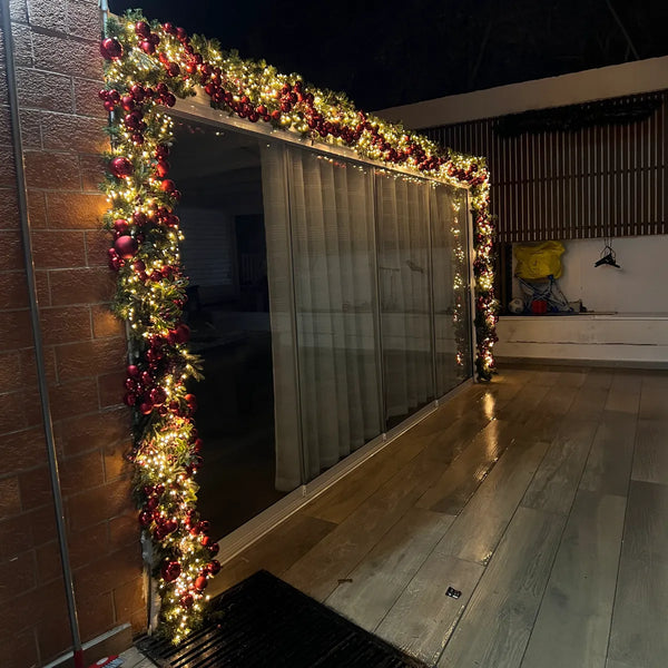 Ghirlanda luminosa che incornicia l'ingresso di una sala