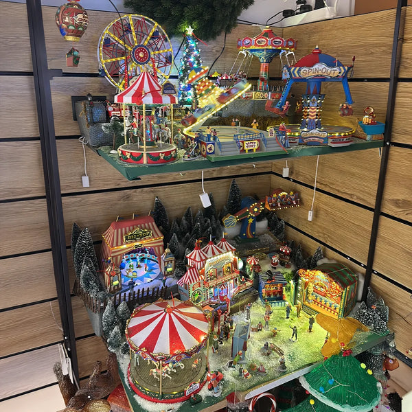 Villaggio natalizio in miniatura con giostre illuminate