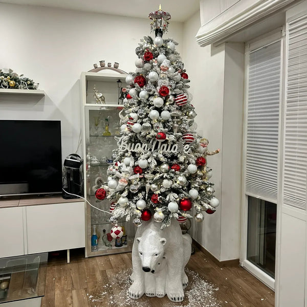 Albero di Natale innevato bianco e rosso con orso polare decorativo